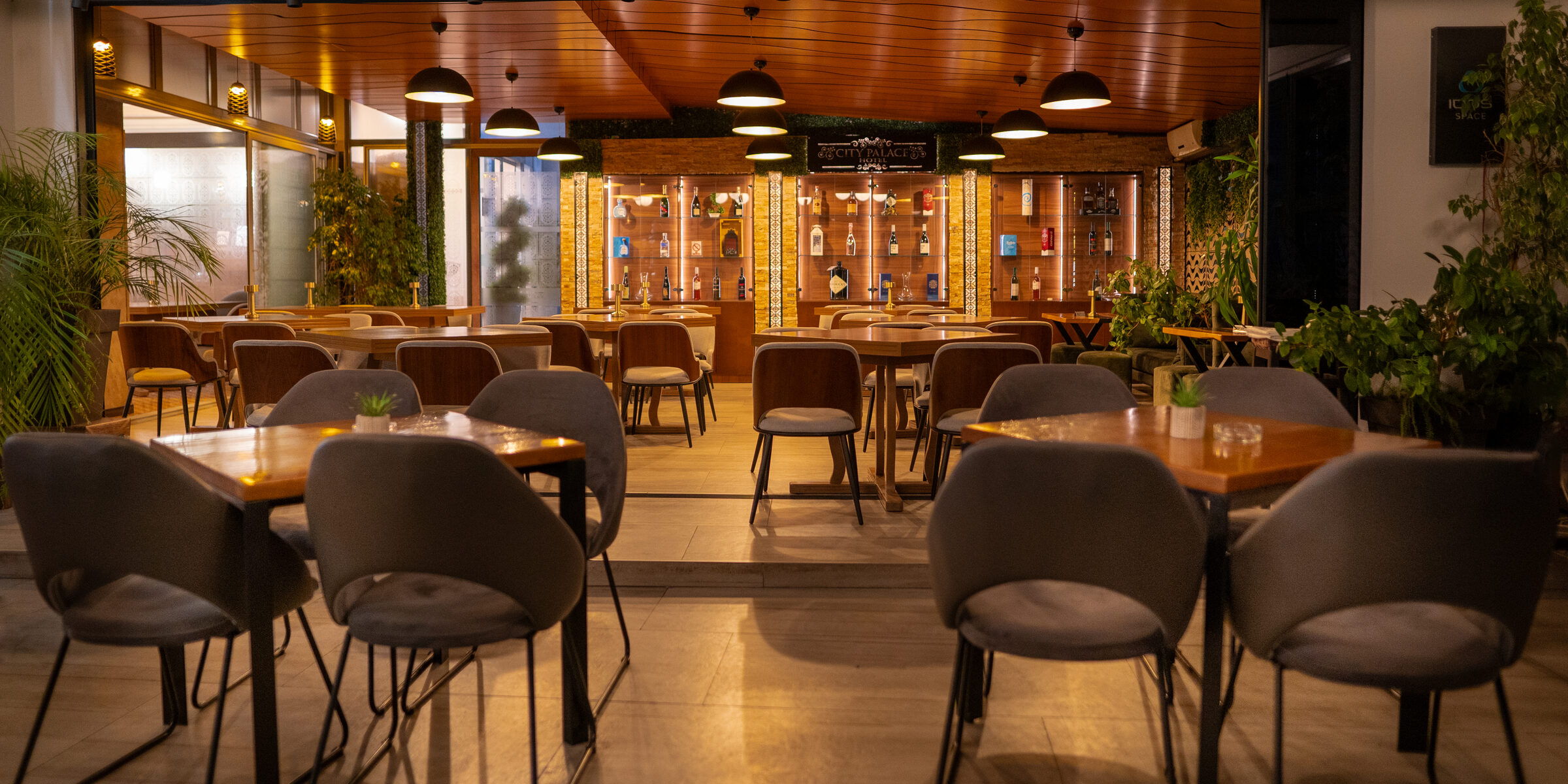 Lakeside restaurant & bar